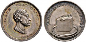 Sachsen-Suhl, Stadt. Kleine Silbermedaille o.J. (1835) von J.K. Steigleder, auf den Tod des Medailleurs Johann Veit Doell. Dessen Büste nach rechts / ...