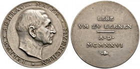 Medailleure. Silbermedaille 1926 auf den Münchener Maler und Grafiker Julius Schrag (1864-1946). Dessen Kopf nach rechts / Vierzeilige Inschrift. Gebh...
