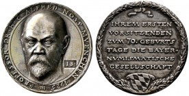 Medailleure. Silbermedaille 1926 auf den 70. Geburtstag des Numismatikers Alfred Noss (gewidmet von der Bayerischen Numismatischen Gesellschaft). Dess...