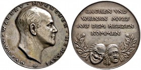 Medailleure. Silbermedaille 1926 auf den Münchener Kammerschauspieler Gustav Waldau. Dessen Kopf nach rechts / Vierzeilige Inschrift über zwei von Lor...