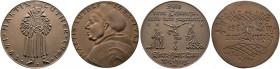 Eiber, Reinhard (1953-). Lot (2 Stücke): Bronzegussmedaillen 1981. Auf den 500. Geburtstag von Martin Luther. Luther stehend nach halbrechts gewandt, ...