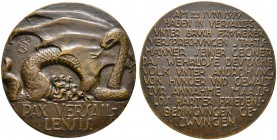 Kiefer, Oskar Alexander (1874-1938). Bronzegussmedaille 1919. Auf den Frieden von Versailles. Schlangenähnliches Ungeheuer nach rechts mit zurück gewa...