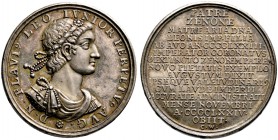 Wermuth, Christian (1661-1739). Silberne Suitenmedaille o.J. auf den oströmischen Kaiser Leo II. (473-474). Dessen Brustbild mit Diadem im Harnisch mi...