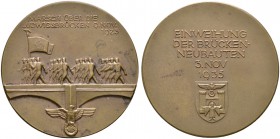 Drittes Reich. Bronzemedaille 1935 unsigniert, auf die Einweihung des Neubaues der Münchener Ludwigsbrücken. Über die Brücke nach links marschierende ...