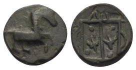 Imitationen griechischer Münzen.


Nachahmung einer Prägung Maroneias (Thrakien).

Bronze, ca. 3. - 2. Jhdt. v. Chr.
Vs: Pferd nach links stehen...