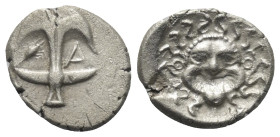 Thrakien. Apollonia Pontika.

 Drachme (Silber). Ca. 4. Jhdt. v. Chr.
Vs: Anker, im Feld links Krebs, rechts A.
Rs: Kopf der Gorgo Medusa mit hera...