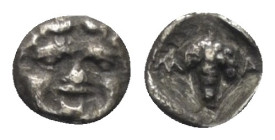 Thrakien. Maroneia.

 Hemiobol (Silber). Ca. 398 - 385 v. Chr.
Vs: Gorgonenhaupt en face.
Rs: M - A. Weintraube; das Ganze in vertieftem Quadrat....
