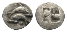 Inseln vor Thrakien. Thasos.

 Obol (Silber). Ca. 500 - 480 v. Chr.
Vs: Zwei Delfine übereinander.
Rs: Viergeteiltes Quadratum incusum.

9 mm. 0...
