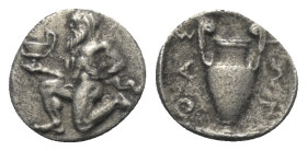 Inseln vor Thrakien. Thasos.

 Trihemiobol (Silber). Ca. 405 - 355 v. Chr.
Vs: Silen mit Kantharos in seiner Rechten im Knielauf nach links.
Rs: A...
