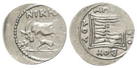Illyrien. Apollonia.

 Drachme (Silber). Ca. 250 - 48 v. Chr.
Vs: Kuh mit Kalb nach links stehend, darüber Magistratsname: Niken[...].
Rs: Florale...