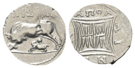 Illyrien. Apollonia.

 Drachme (Silber). Ca. 250 - 48 v. Chr.
Vs: Kuh mit Kalb nach links stehend, darüber Magistratsname Ariston[...].
Rs: Floral...