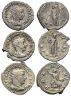 Römische Münzen - Lots. Kaiserzeit.


Lot (3 Stück, Silber): Antoniniane des Gordianus III. (238 - 244 n. Chr.).

Patina, sehr schön.

Verkauft...