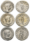 Römische Münzen - Lots. Kaiserzeit.


Lot (3 Stück, Silber): Antoniniane des Gordianus III. (238 - 244 n. Chr.).

Sehr schön / fast vorzüglich.
...