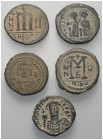 Byzantinische Münzen - Lots.


Verschiedene Herrscher.

Lot (5 Stück, Bronze): ca. 6. - 7. Jhdt. n. Chr.

Sehr schön.

Verkauft wie besehen, ...