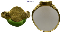 A small signet gold ring with bezel engraved. (9mm, 4.9 g)