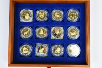China, moderne Medaillen der 12 Sternzeichen in einer Holzbox mit Zertifikaten. Insgesamt 12 Stück. Kupfer/Nickel versilbert und vergoldet. Polierte P...