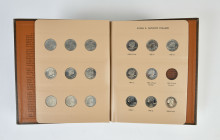 Vereinigte Staaten von Amerika, Sammlung von 17 "Susan B. Anthony Dollars" aus der Zeit von 1979-1999, zusammengefasst in einem Album der World Coin L...