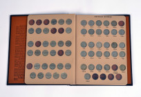 Vereinigte Staaten von Amerika, Sammlung von 56 "Buffalo Nickels" aus der Zeit von 1913-1938, zusammengefasst in einem Album der World Coin Library, L...