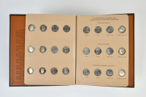 Vereinigte Staaten von Amerika, Sammlung von allen 24 "Territorial Quarters" von 2009, zusammengefasst in einem Album der World Coin Library, Los Ange...