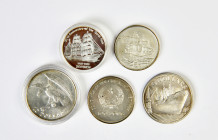 Kl. Konvolut asiatischer Silbermünzen. Darunter: Singapur, 10 Dollars 1973 und 1977; China, 5 Yuans 1986; Vietnam, 100 Dong 1988; Südkorea 500 Won 198...