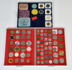 Große Sammlung verschiedener Casino Jetons und Medaillen mit Bezug zu Casinos und Glückspiel. Darunter auch viele bessere Stücke aus den USA und Monac...