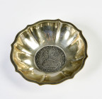 Silberschale mit eingearbeitetem Reichstaler 1625 von Ferdinand II. 1590-1637, Graz. Dav. 3106. Mit drei verschiedenen Punzen. 800er Silber. 72,16 g. ...