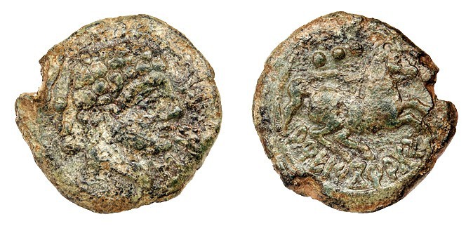 AREKORATA-AREIKORATIKOS. Triente. A/ Cabeza masculina a der., delante, signos ib...