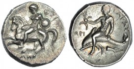 CALABRIA. Tarento. Didracma (281-270 a.C.). A/ Jinete con lanza y escudo a izq. EY a der. y bajo caballo: (NIK)WN. R/ Taras sosteniendo espiga sobre d...