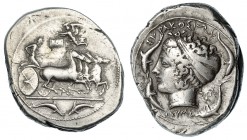 SICILIA. Siracusa. Segunda democracia. Tetradracma (414-405 a.C.). A/ Cabeza de Aretusa a izq. con pendiente y collar, alrededor cuatro delfines; SURA...