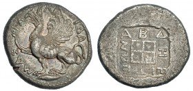 TRACIA. Abdera. Tetradracma (473-448 a.C.). A/ Griego sentado a izq. con pata der. levantada; KALLIDAMAS. R/ Cuadrado incuso con cuadrado cuatripartit...
