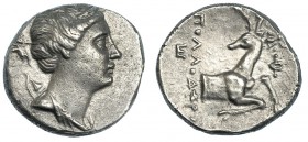 IONIA. Éfeso. Didracma (258-202 a.C.). A/ Busto drapeado de Artemisa a der. con carcaj sobre el hombro. R/ Prótomo de ciervo a der. con la cabeza vuel...
