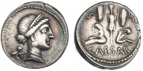 JULIO CÉSAR. Denario. Galia (46-45 a.C.). A/ Cabeza diademada de Venus a der., detrás, Cupido. R/ Trofeo entre Galia y Vercingetorix cautivo, en el ex...