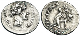 AUGUSTO. Denario. Roma (19 a.C.). P. Petronius Turpilianus. A/ Cabeza de Liber coronada de hiedra a der.; TVRPILIANVS III VIR. R/ Soldado con estandar...