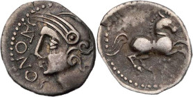 GALLIEN SANTONES
 AR-Quinar 100-50 v. Chr. Vs.: SANTONOS, Kopf mit Helm n. l., Rs.: Pferd n. r., darunter Rosette Depeyrot V, 19; DT 3266; LT 4520. 1...