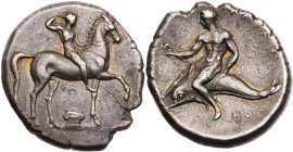 KALABRIEN TARENT
 AR-Didrachme/Nomos 332-302 v. Chr., Sa(...) und Kon(...) Vs.: Jüngling reitet auf schreitendem Pferd n. r. und bekränzt sich selbst...