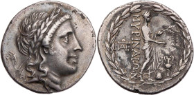 AIOLIS MYRINA
 AR-Tetradrachme 160-143 v. Chr. Vs.: Kopf des Apollon mit Lorbeerkranz n. r., Rs.: Apollon Grynios steht mit Phiale und bändergeschmüc...
