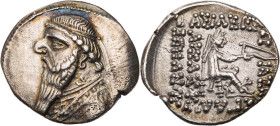 PARTHER, KÖNIGREICH DER ARSAKIDEN
Mithradates II., 121-91 v. Chr. AR-Drachme Rhagai Vs.: Büste in Ornat mit Diadem n. l., Rs.: 5-zeilige Beischrift, ...