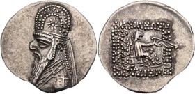 PARTHER, KÖNIGREICH DER ARSAKIDEN
Mithradates II., 121-91 v. Chr. AR-Drachme 96/5-93/2 v. Chr. Rhagai Vs.: Büste in Ornat mit Tiara n. l., Rs.: 5-zei...