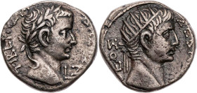 ÄGYPTEN ALEXANDRIA
Tiberius mit Divus Augustus, 14-37 n. Chr. BI-Tetradrachme 20/21 n. Chr. (= Jahr 7) Vs.: Kopf mit Lorbeerkranz n. r., rechts im Fe...