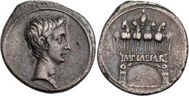 IMPERATORISCHE PRÄGUNGEN
Octavianus. AR-Denar 29-27 v. Chr. Mzst. in Italien (Rom oder Brindisi?) Vs.: Kopf n. r., Rs.: Triumphbogen mit Quadriga v. ...