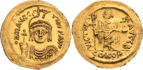 BYZANZ
Mauricius Tiberius, 582-602. AV-Solidus 583-602 Constantinopolis, 2. Offizin Vs.: o N mAVRC TIb PP AVI, gepanzerte Büste mit Helm, Perlendiade...