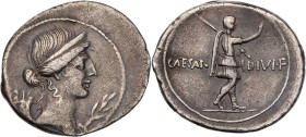 IMPERATORISCHE PRÄGUNGEN
Octavianus. AR-Denar Herbst 32 - Sommer 31 v. Chr. italische Mzst. Vs.: Kopf der Pax mit Diadem n. r., davor Lorbeerzweig, d...