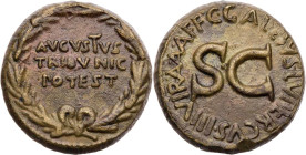 RÖMISCHE KAISERZEIT
Augustus, 27 v.-14 n. Chr. AE-Dupondius 16 v. Chr., Mzm. C. Gallius Lupercus Rom Vs.: AVGVSTVS / TRIBVNIC / POTEST in Lorbeerkran...