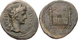 RÖMISCHE KAISERZEIT
Augustus, 27 v.-14 n. Chr. AE-As 15-10 v. Chr. Lugdunum Vs.: CAESAR PONT MAX, Kopf mit Lorbeerkranz n. r., Rs.: Ara Lugdunensis, ...