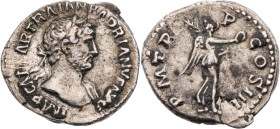 RÖMISCHE KAISERZEIT
Hadrianus, 117-138 n. Chr. AR-Quinar 120-121 Rom Vs.: IMP CAESAR TRAIAN HADRIANVS AVG, Kopf mit drapierter linker Schulter n. r.,...