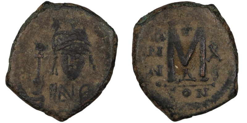 Justinian I. (527-565 AD) Follis. (29mm, 11,40g) Constantinople. Obv: crowned bu...