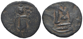 Ummayad Califate. 661-680. Æ Fals (21,5mm, 3,6 g), Arab-Byzantine type, Hims. Imperial figure standing facing, wearing crown surmounted by cross, hold...