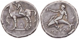 KALABRIEN TARENT
 AR-Didrachme/Nomos um 380-345 v. Chr. Vs.: Jüngling sitzt auf n. l. stehendem Pferd und bekränzt es, darunter A, Rs.: Taras reitet ...
