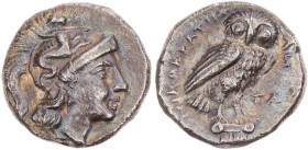 KALABRIEN TARENT
AR-Drachme um 272-235 v. Chr., Nikokrates und An(...) Vs.: Kopf der Athena mit Skylla-Helm n. r., Rs.: Eule steht auf ionischem Kapi...