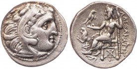 MAKEDONIEN, KÖNIGREICH
Alexander III., 336-323 v. Chr. AR-Drachme 301-297 v. Chr. Kolophon Vs.: Kopf des Herakles mit Löwenskalp n. r., Rs.: Zeus aet...